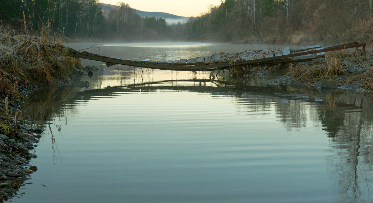 Мостик через речную заводь.