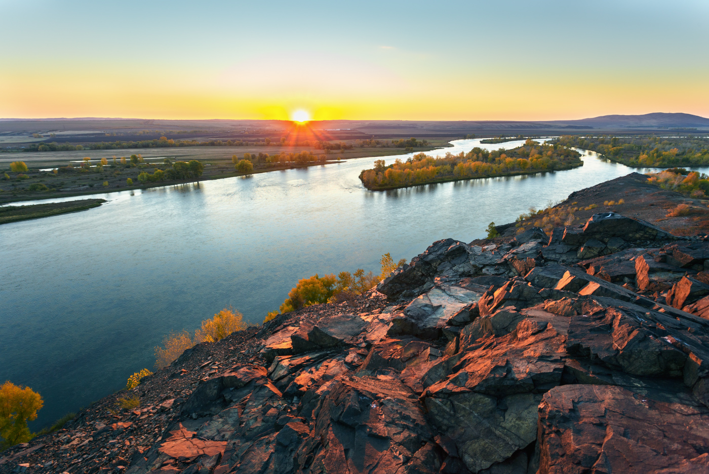 У красных камней