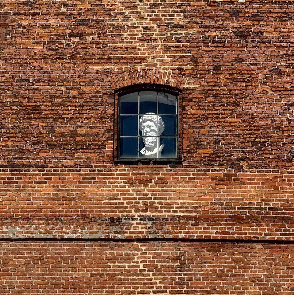 Окно в стене