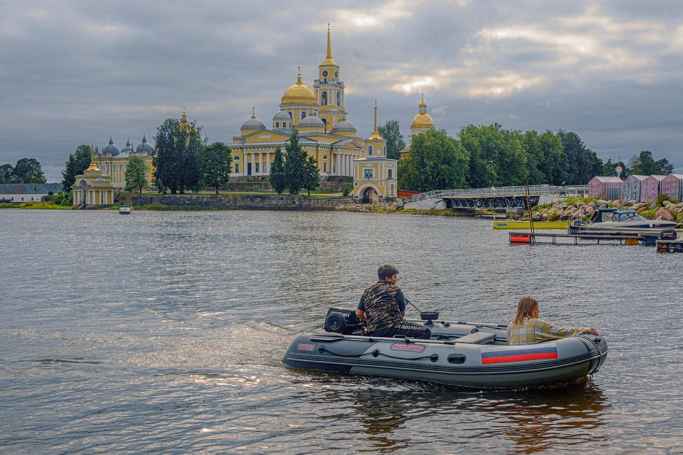 А мы на лодочке катались...