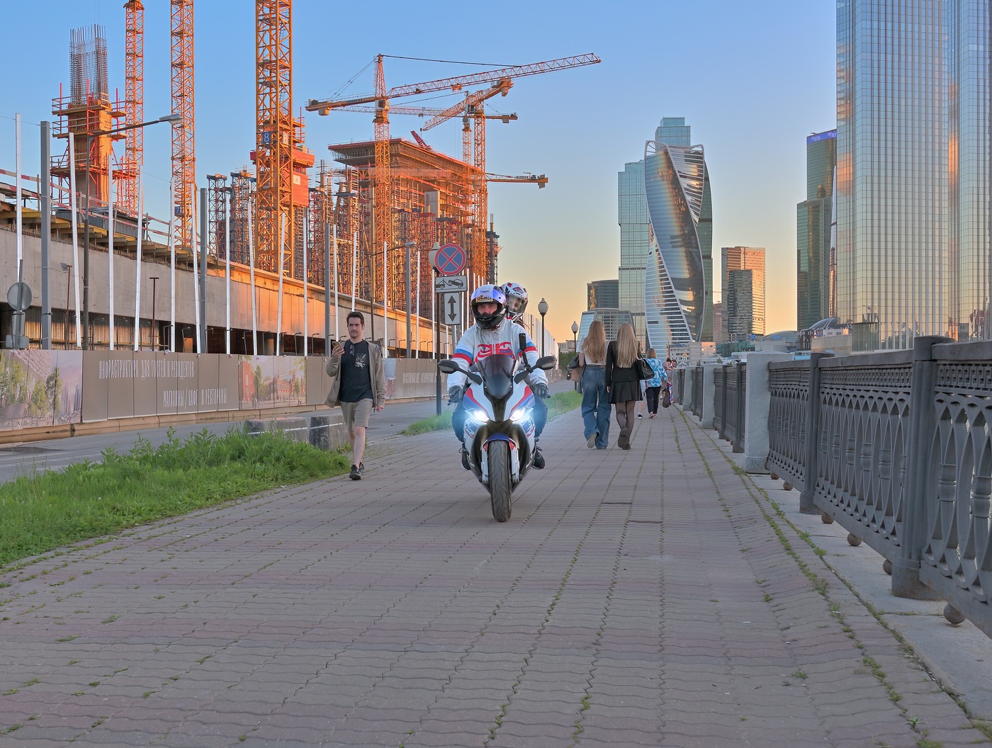 На набережной Шевченко в Москве