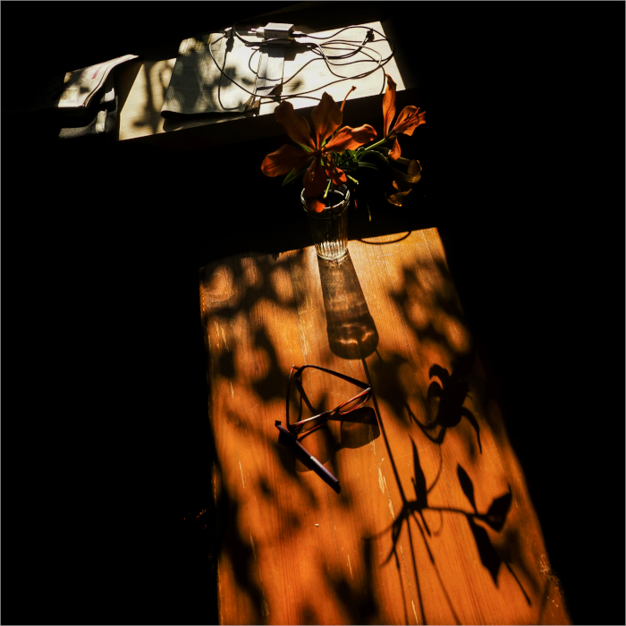 лилии в граненом стакане