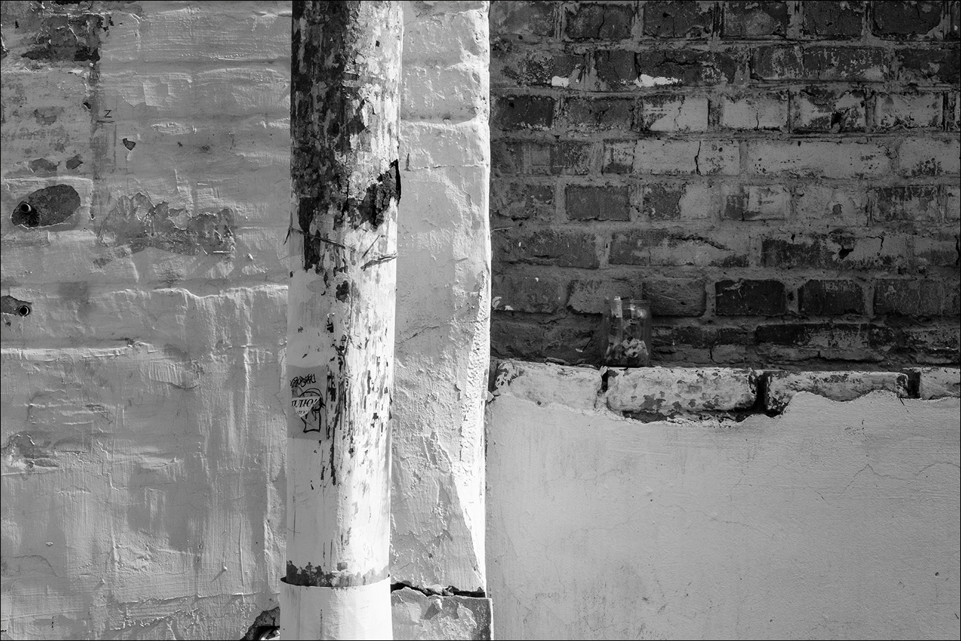 урамический натюрморт с баночкой и водосточной