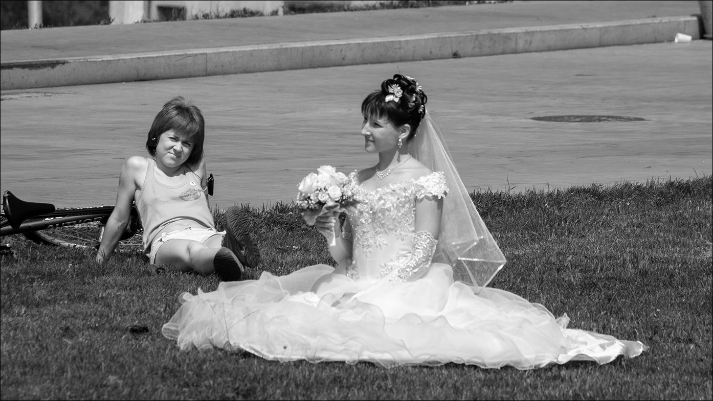 околосвадебный этюд с неизвестной велосипедчицей и стаканчиком