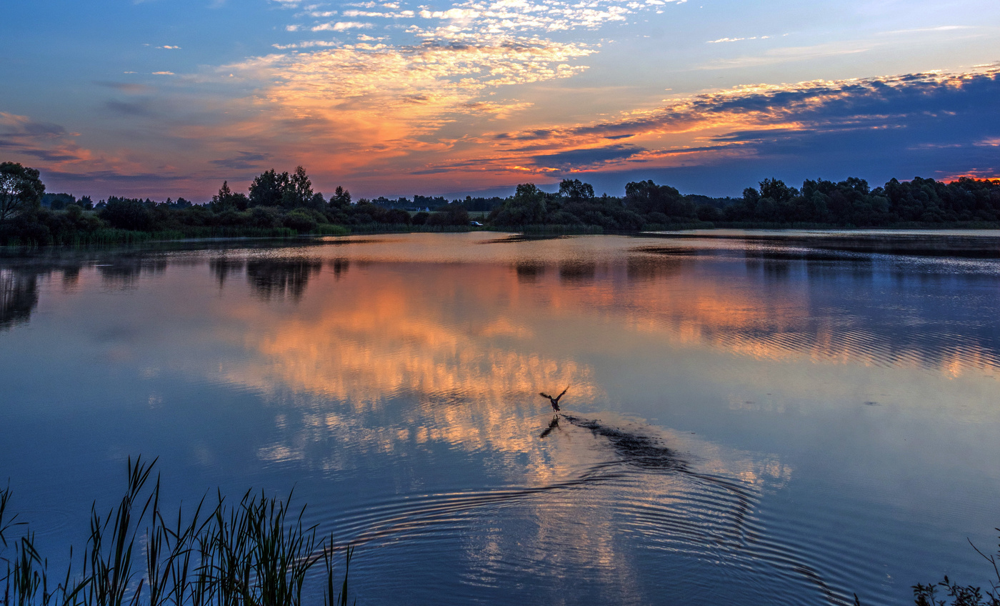 На рассвете.