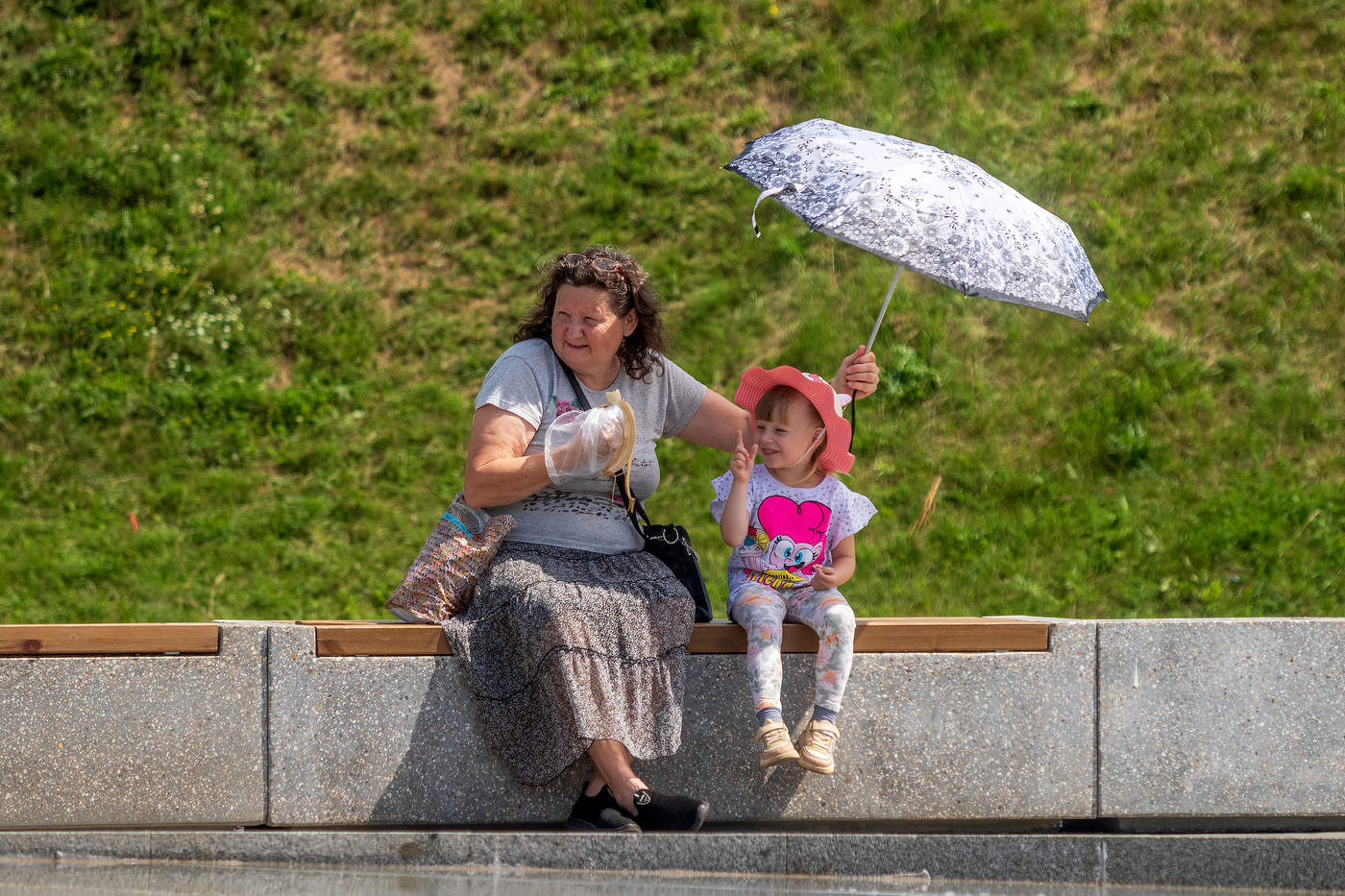 Заботливая бабушка.