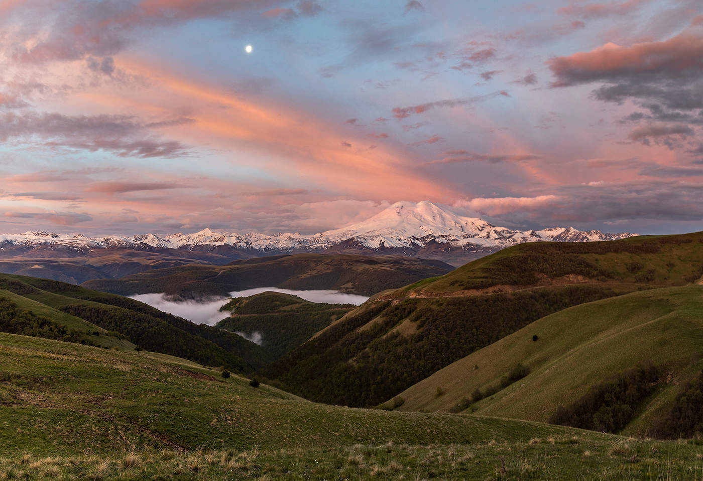 Лунный рассвет Эльбруса