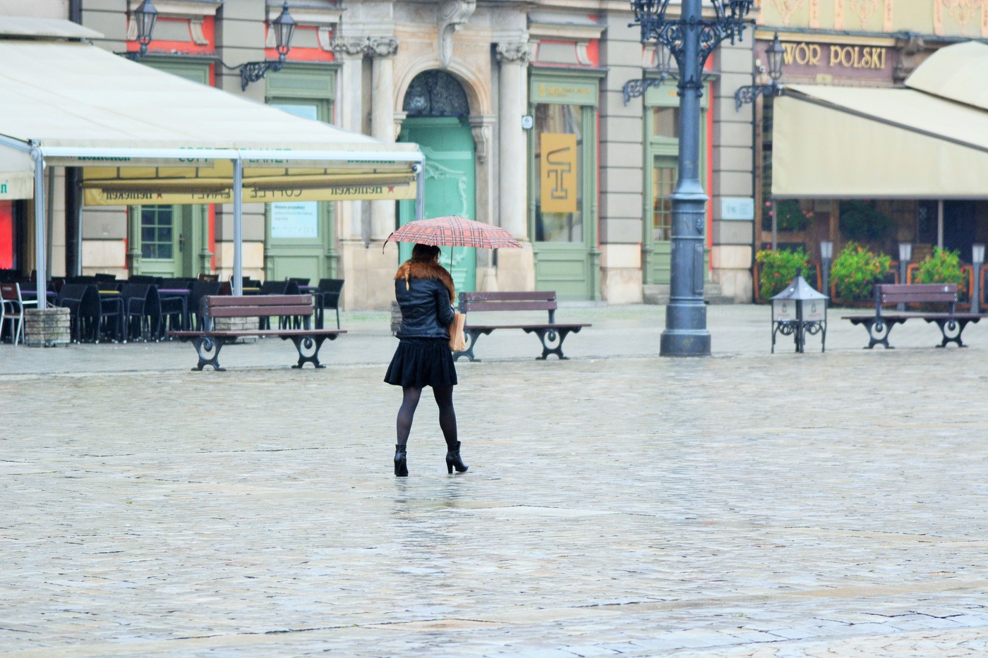 Шел дождь. Через пустынную площадь куда-то торопилась молодая женщина...