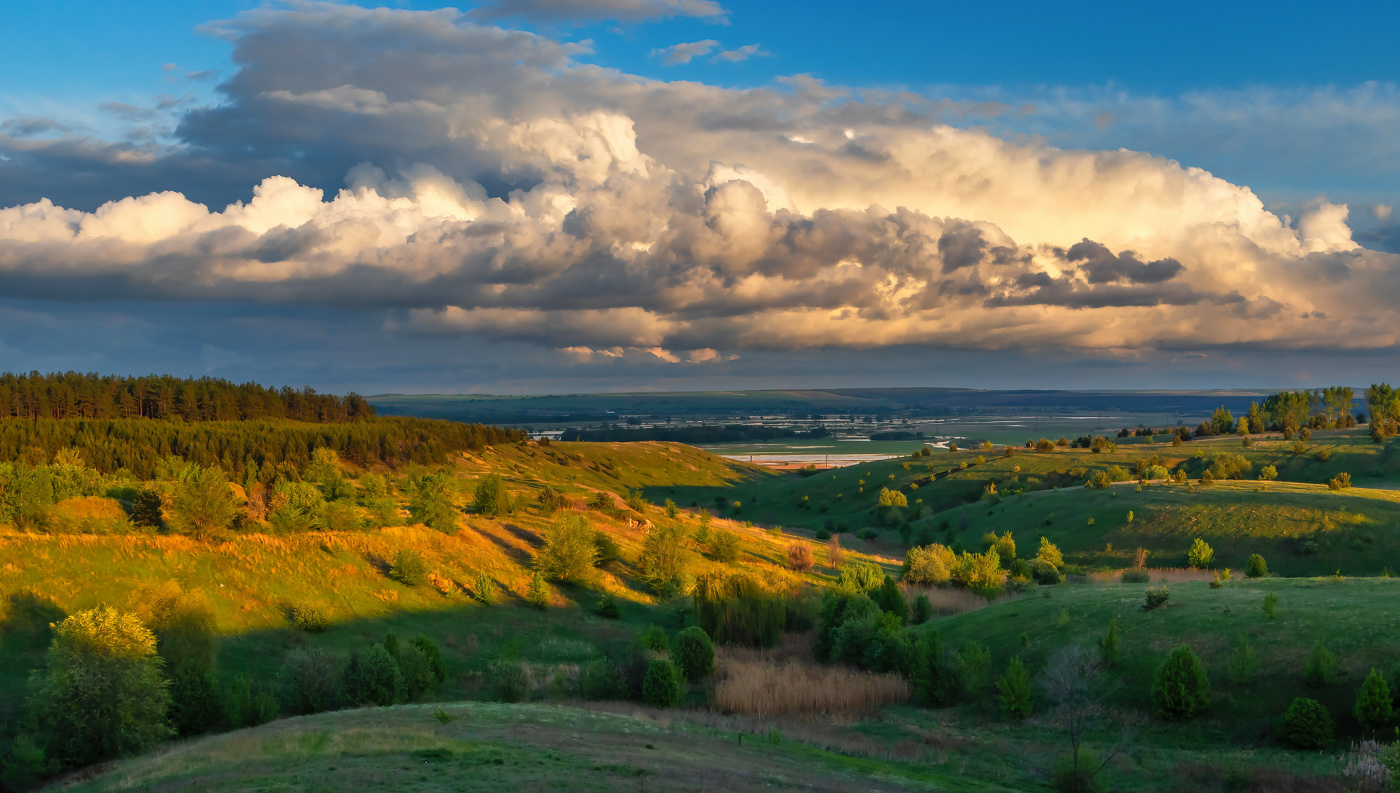 Холмы, долина, облака.