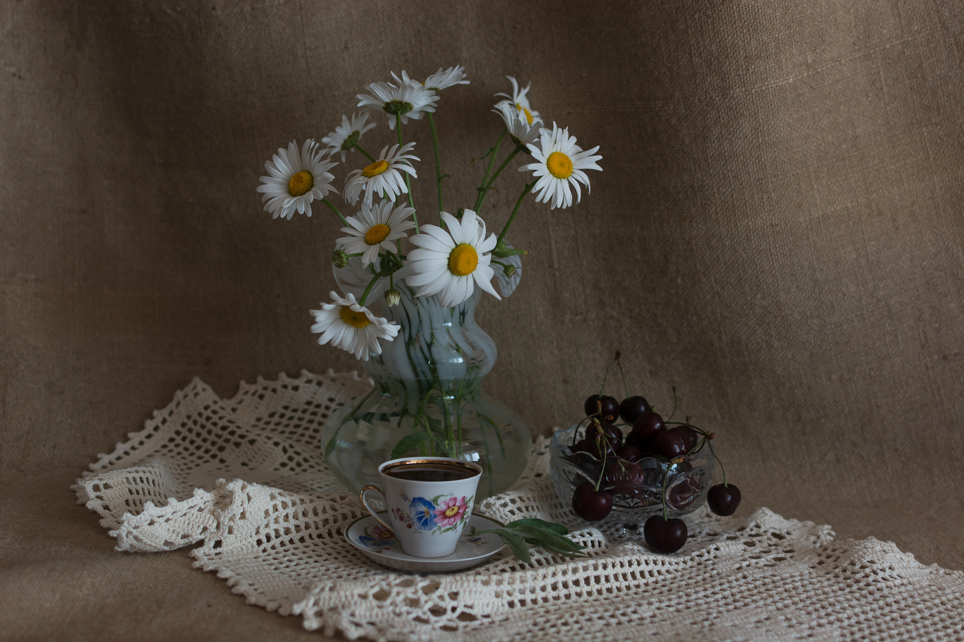 Натюрморт с ромашками.