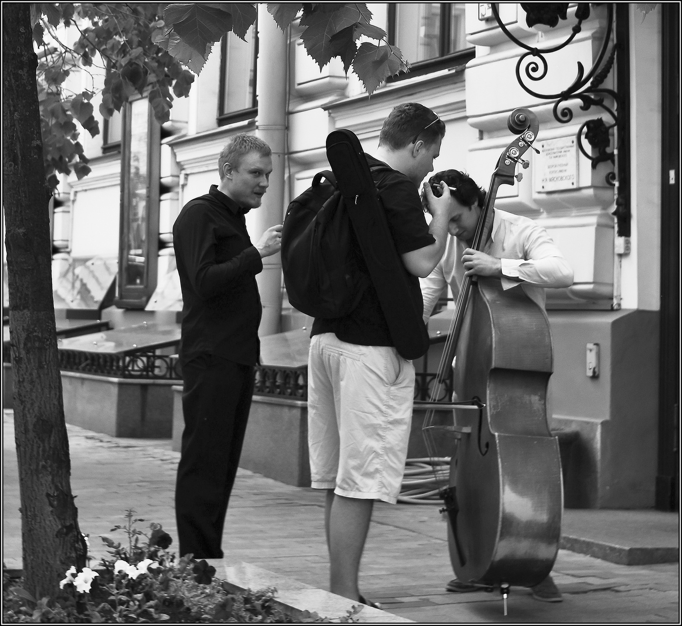 ..... А у нас во дворе .....