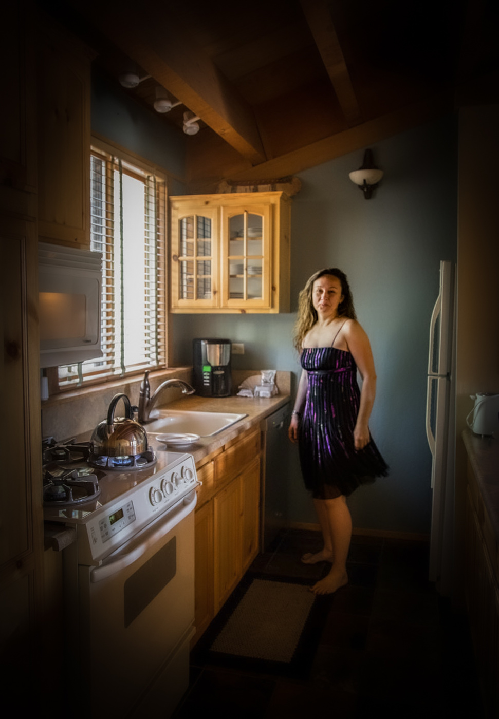 На кухне у окна