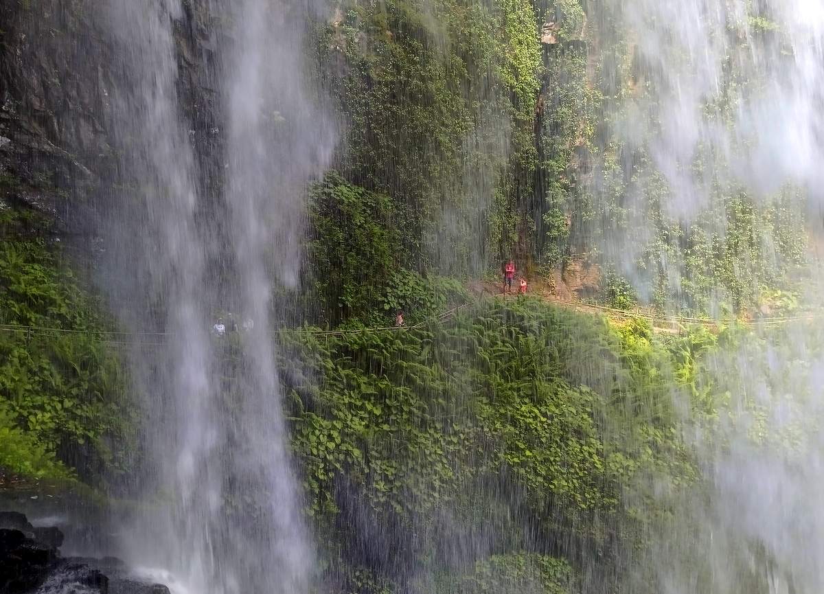 Падающая вода...