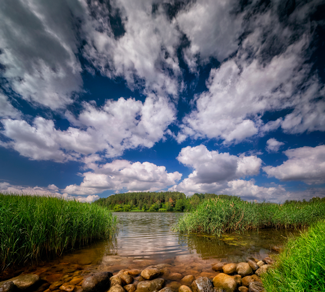 Облачно над озером