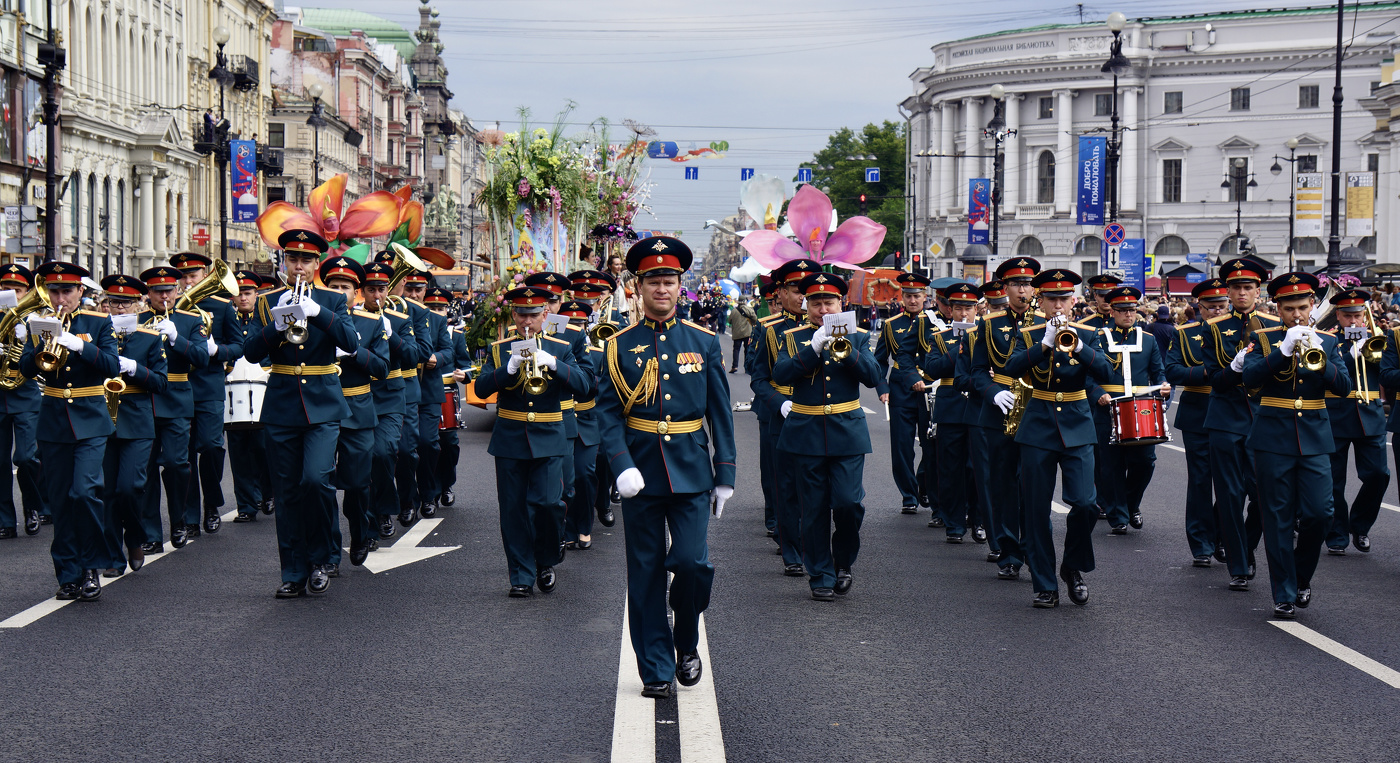 По Невскому, с оркестром!