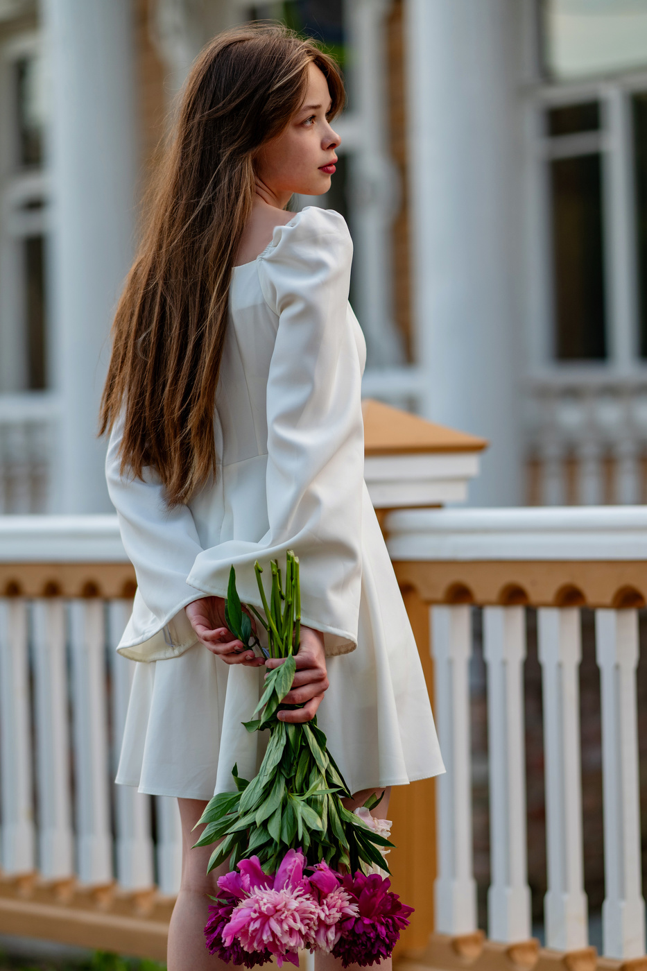 С букетом пионов