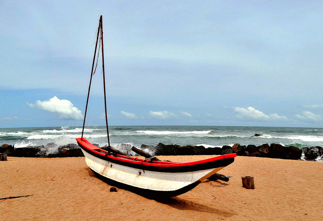 Одиноко лодке на берегу