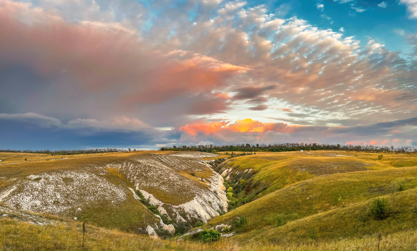 Овраг в закатных облаках