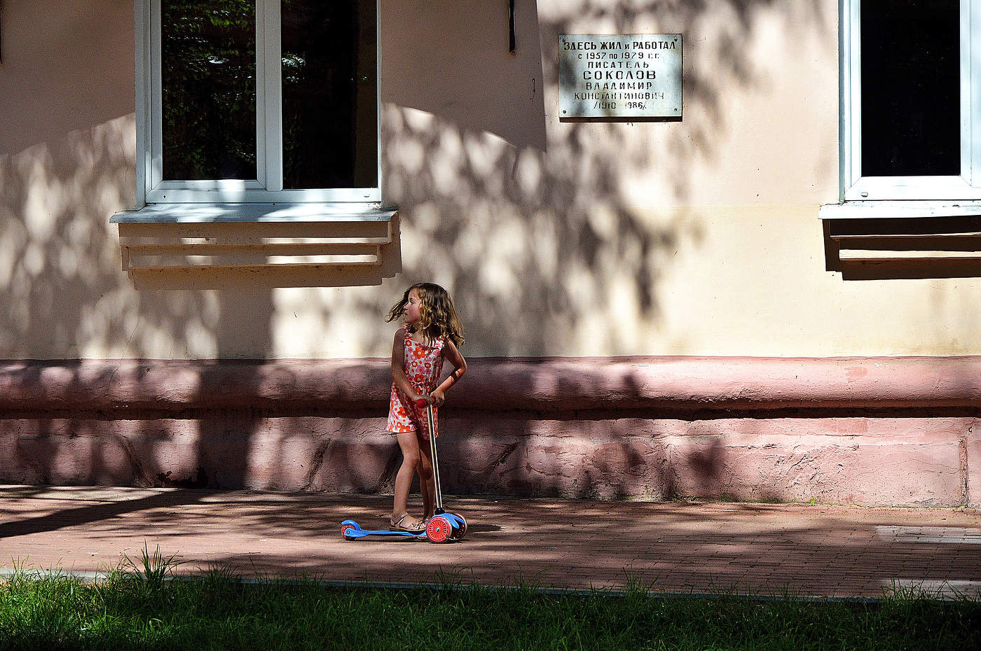 Девочка на самокате