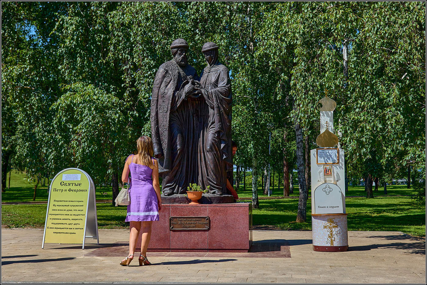 Памятник Петру и Февронии.