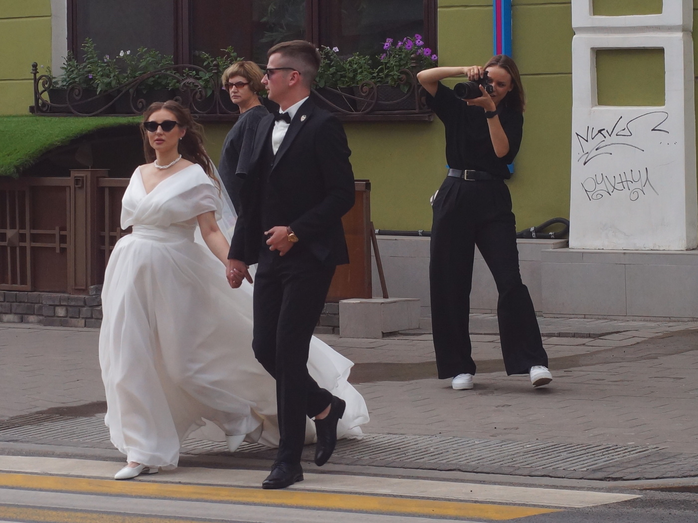 Трое в очках, один с фотоаппаратом...