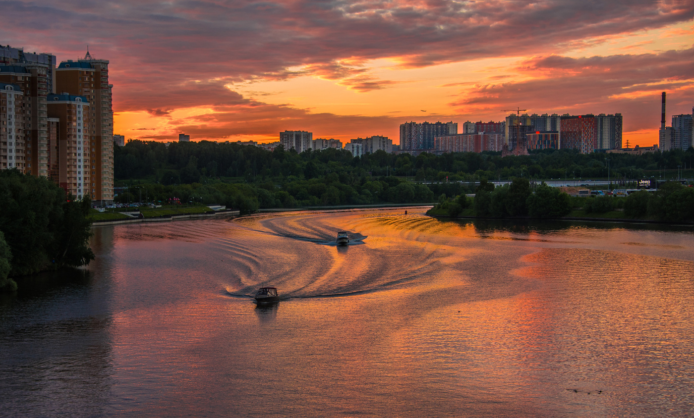 Катера на Москва-реке.