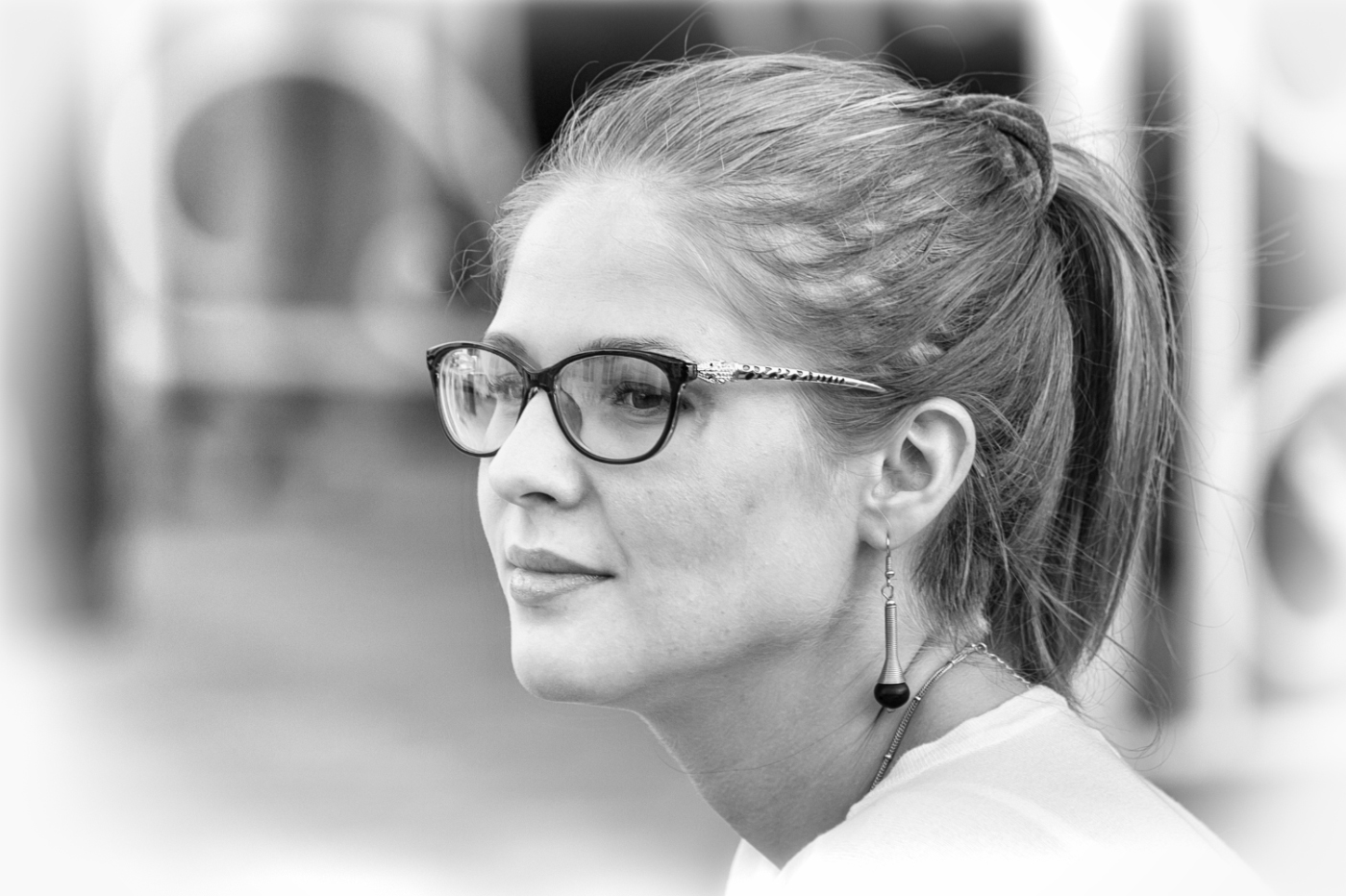 Скользит улыбка, губ едва касаясь...