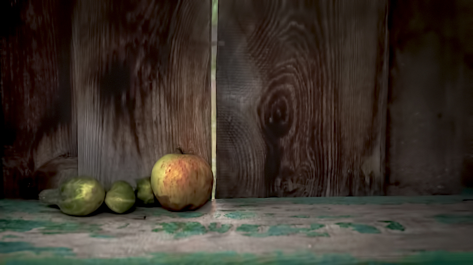 За кулисами.