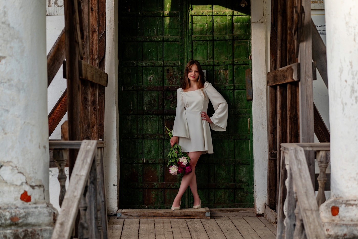 У зелёных дверей