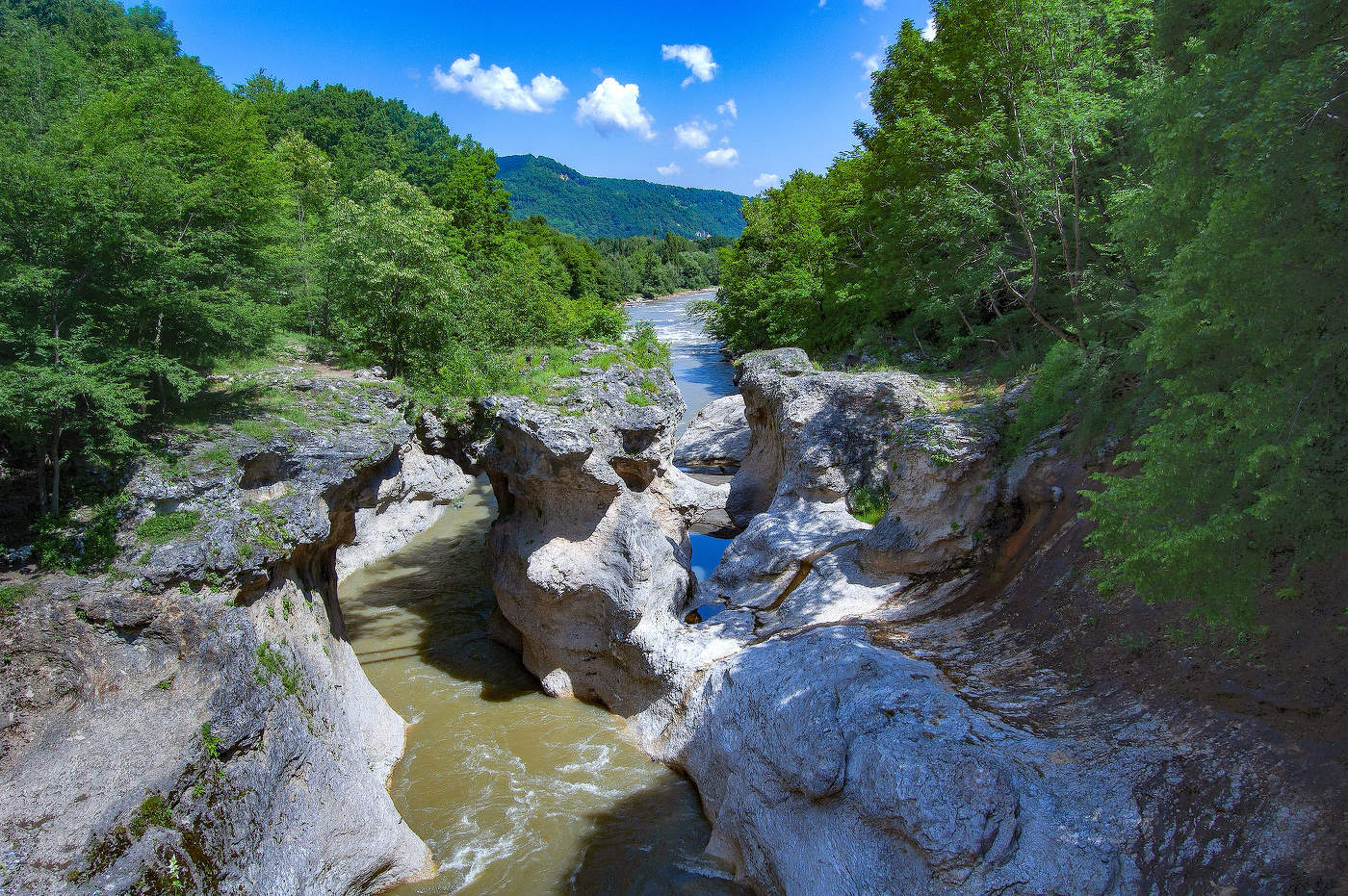 Сквозь скалы