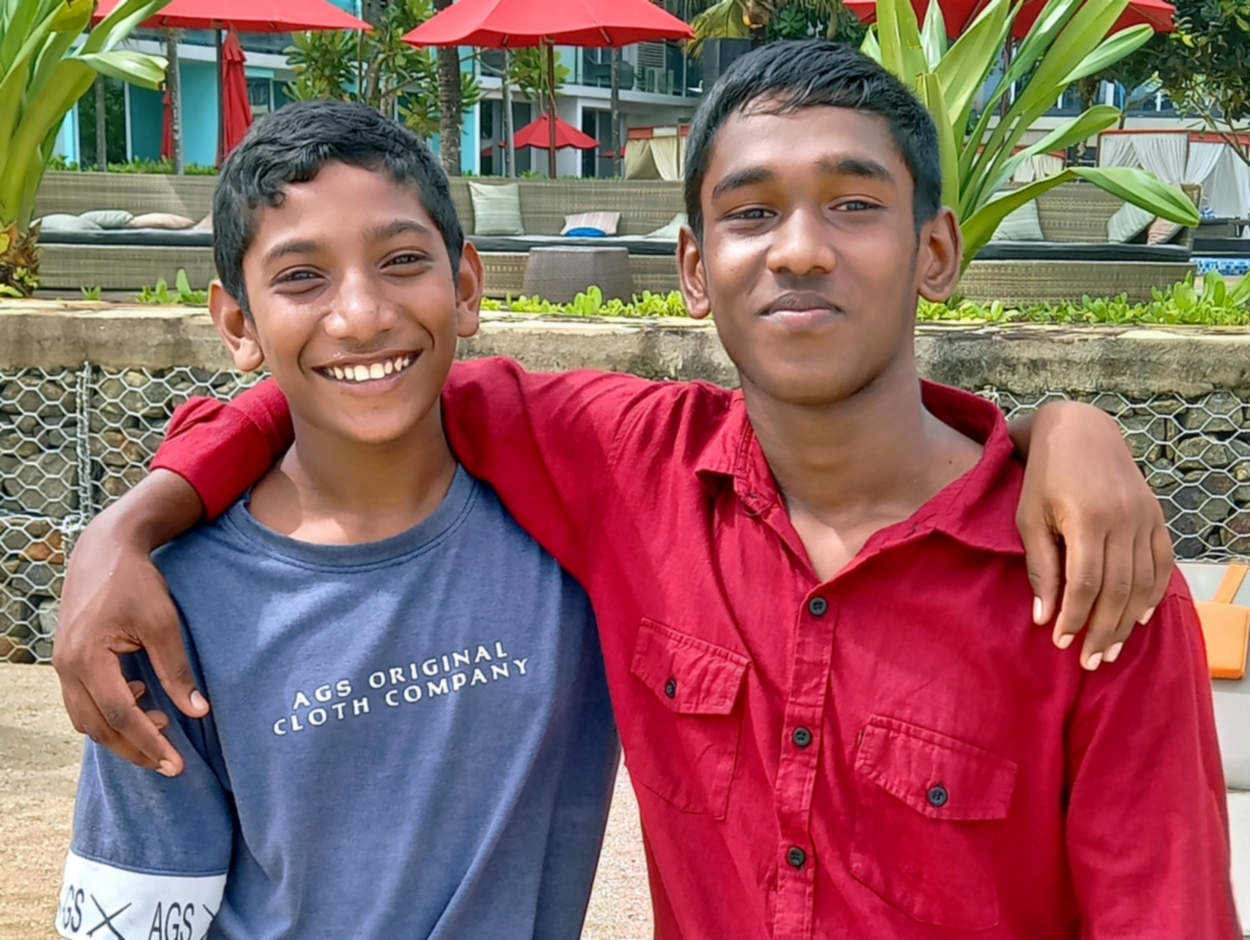 Ланкийские ребята!