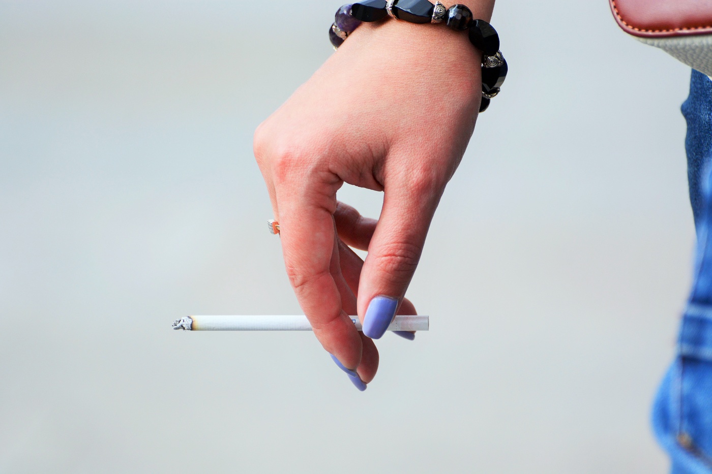 "Она курила сигареты, она роптала на судьбу..."