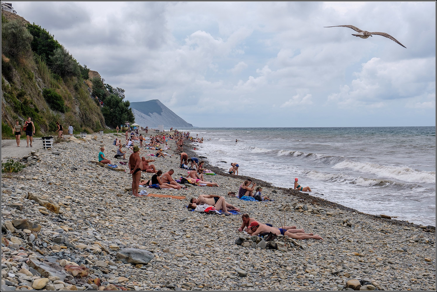 Гордо реет.