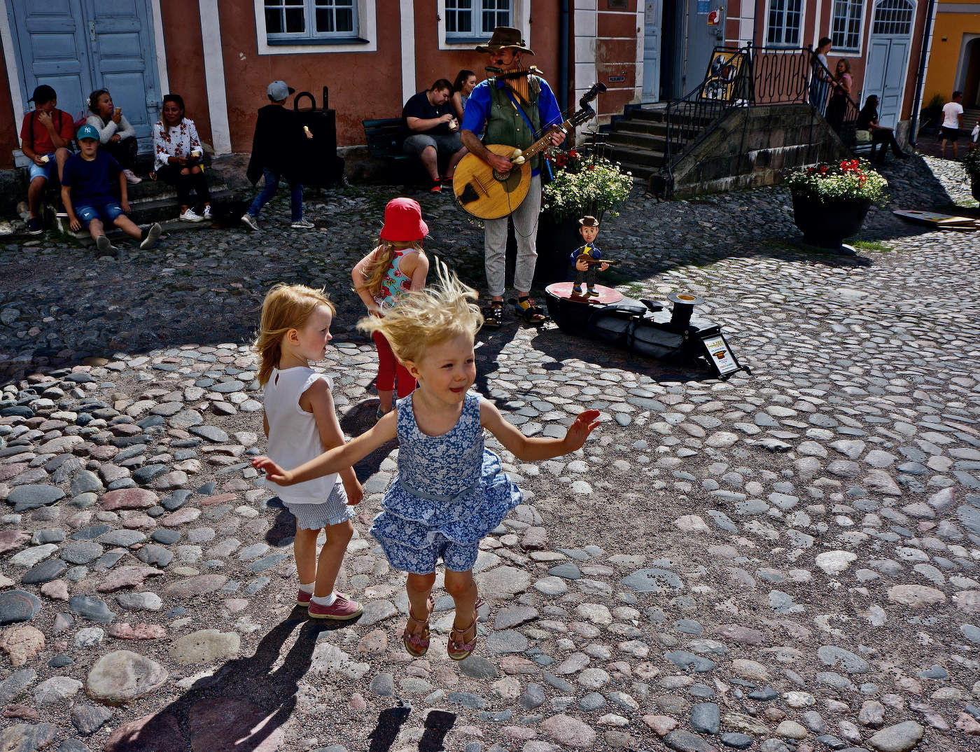 Под музыкальное сопровождение...