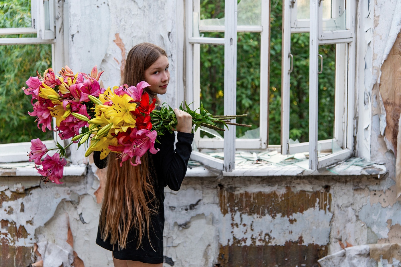 С букетом лилий на заброшке