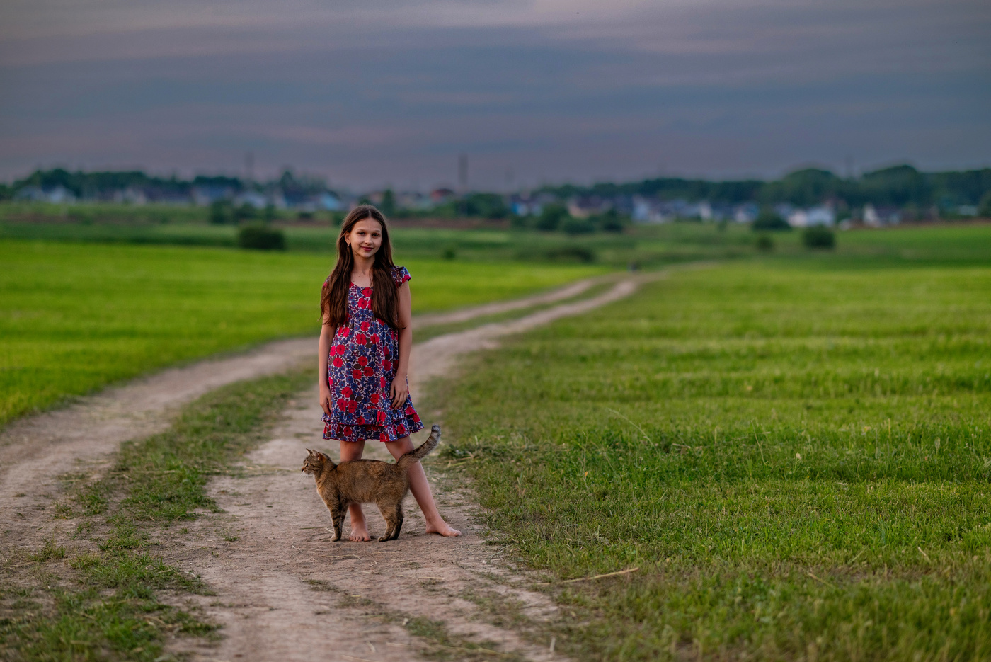 Полина в поле с кошкой