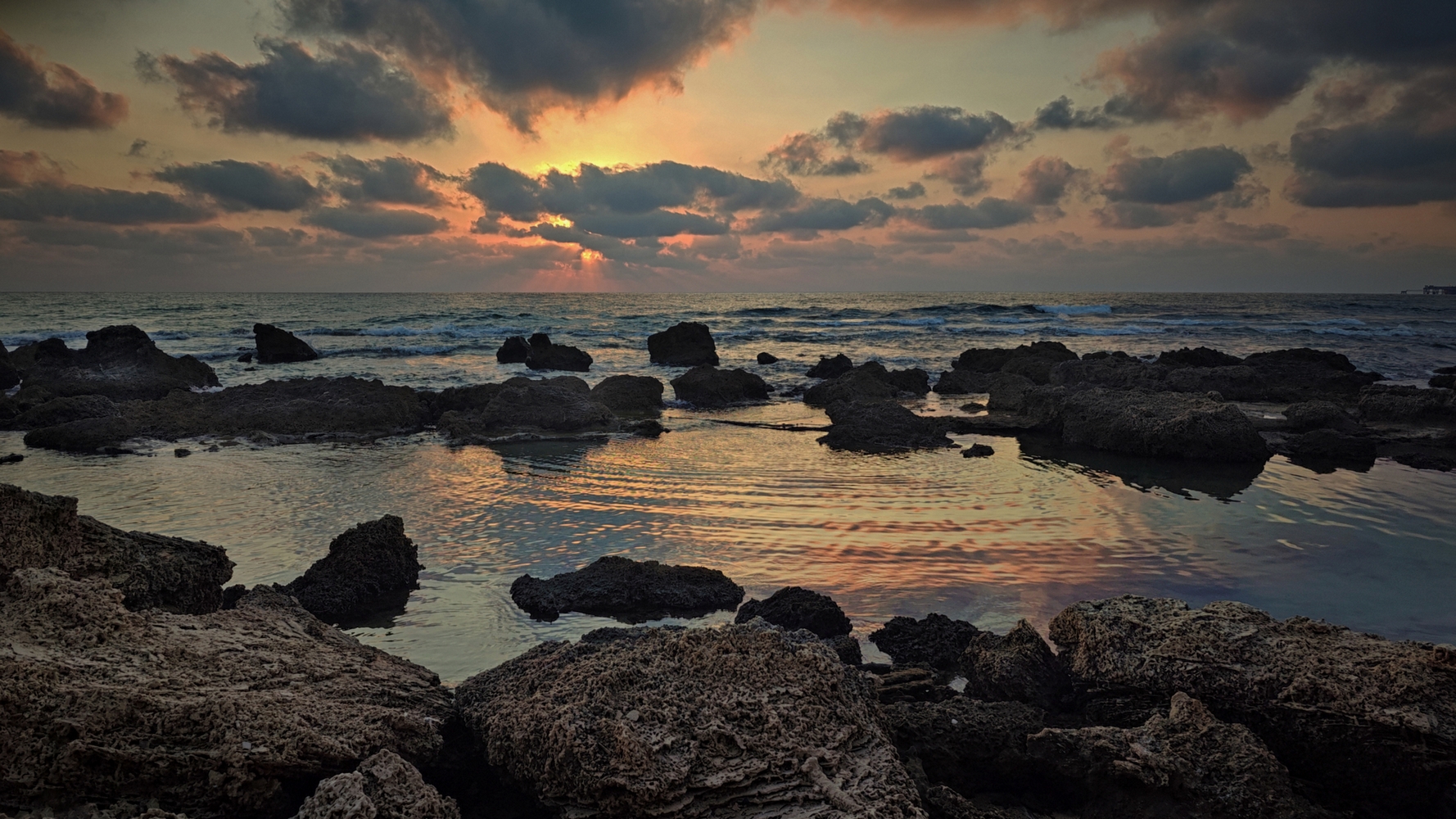 Закат в темных тонах