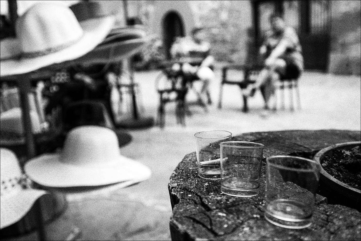 сельский этюд с юношами и шляпками