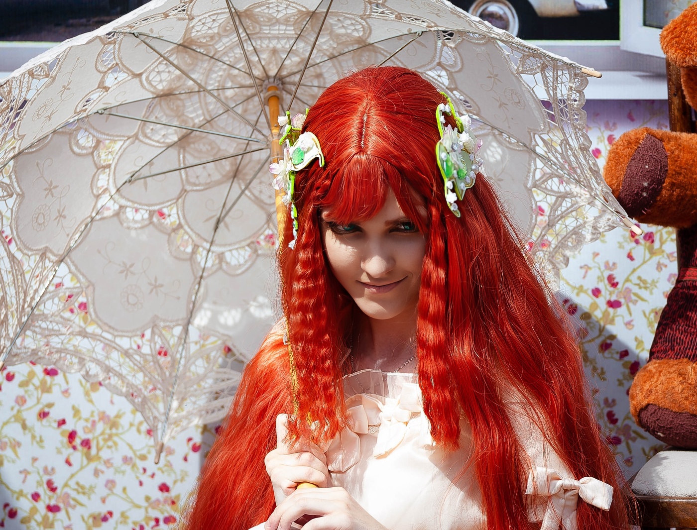 Красивая рыжая девушка.