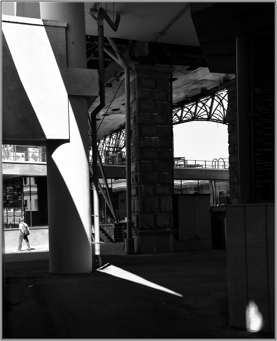 ..... В лабиринте теней ....