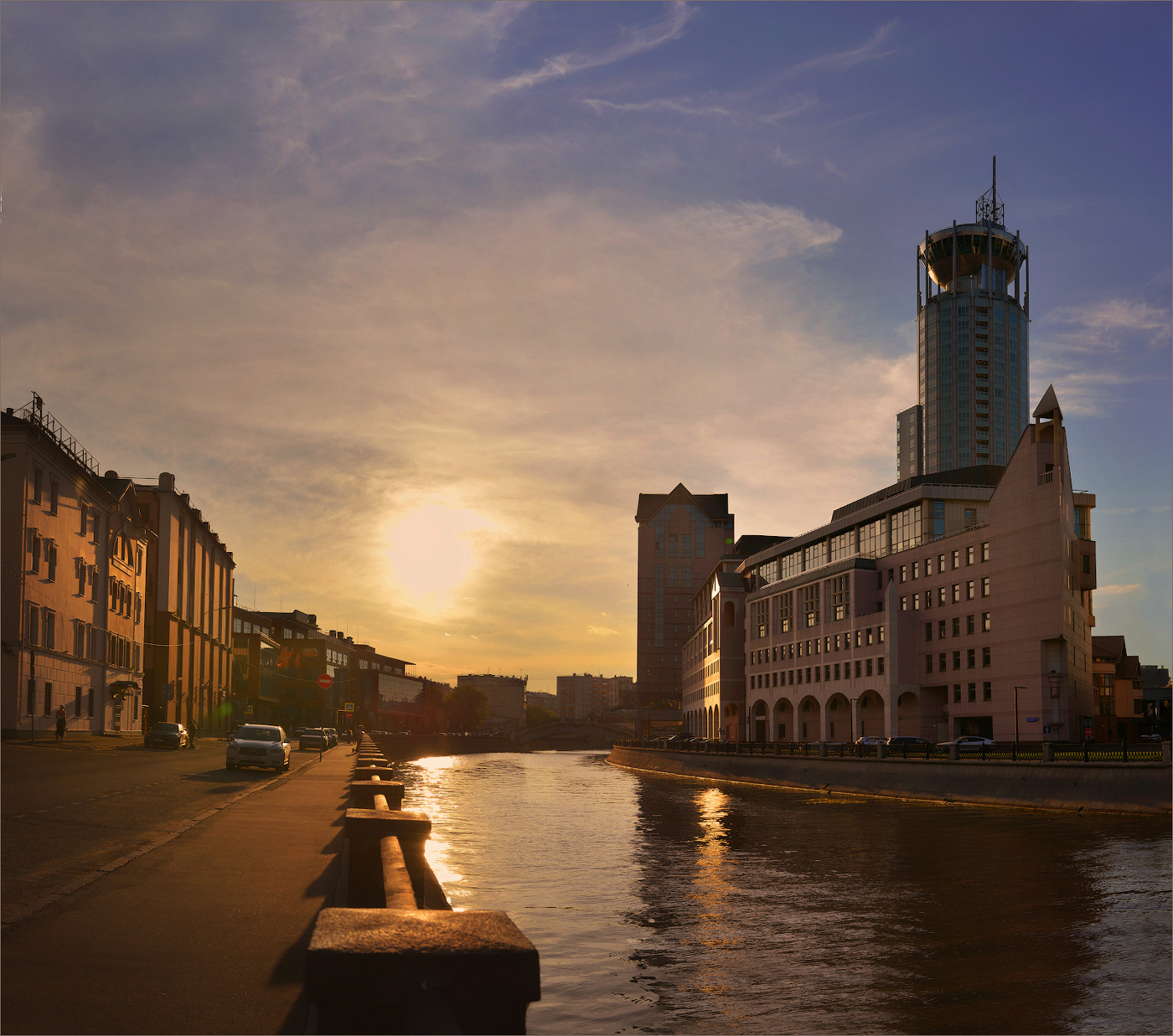 Водоотводный канал летним вечером.