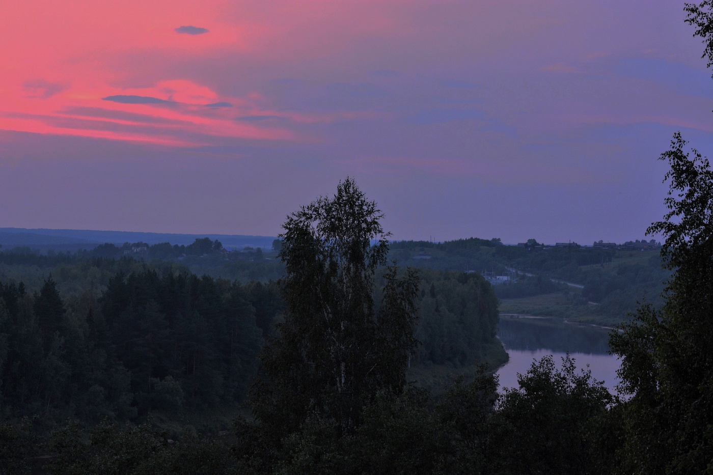 "Сиреневый вечер свой занавес вновь опускает..."