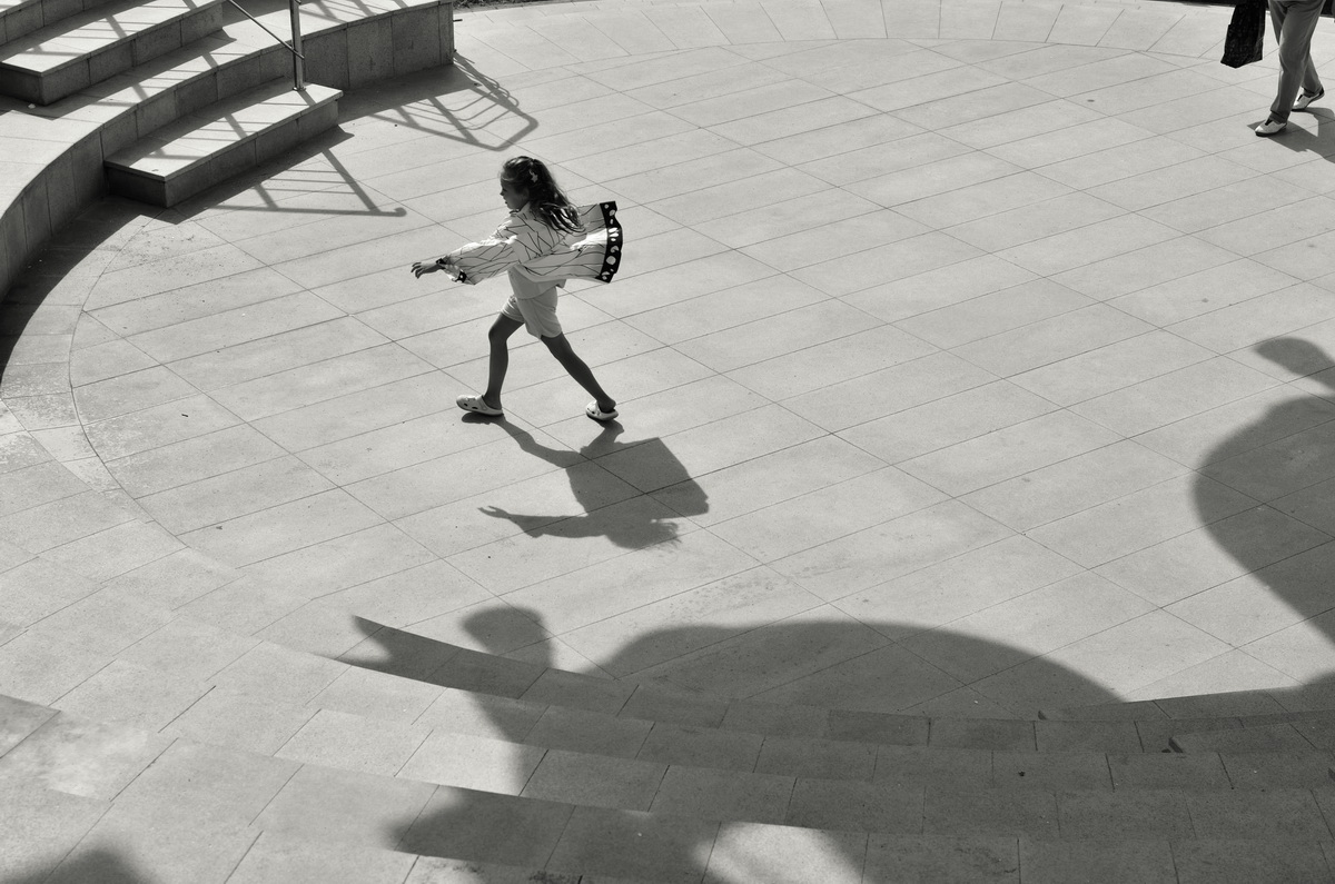 летящей походкой