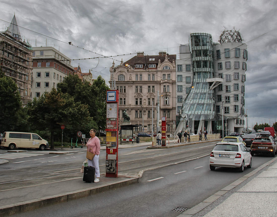 На трамвайной остановке...