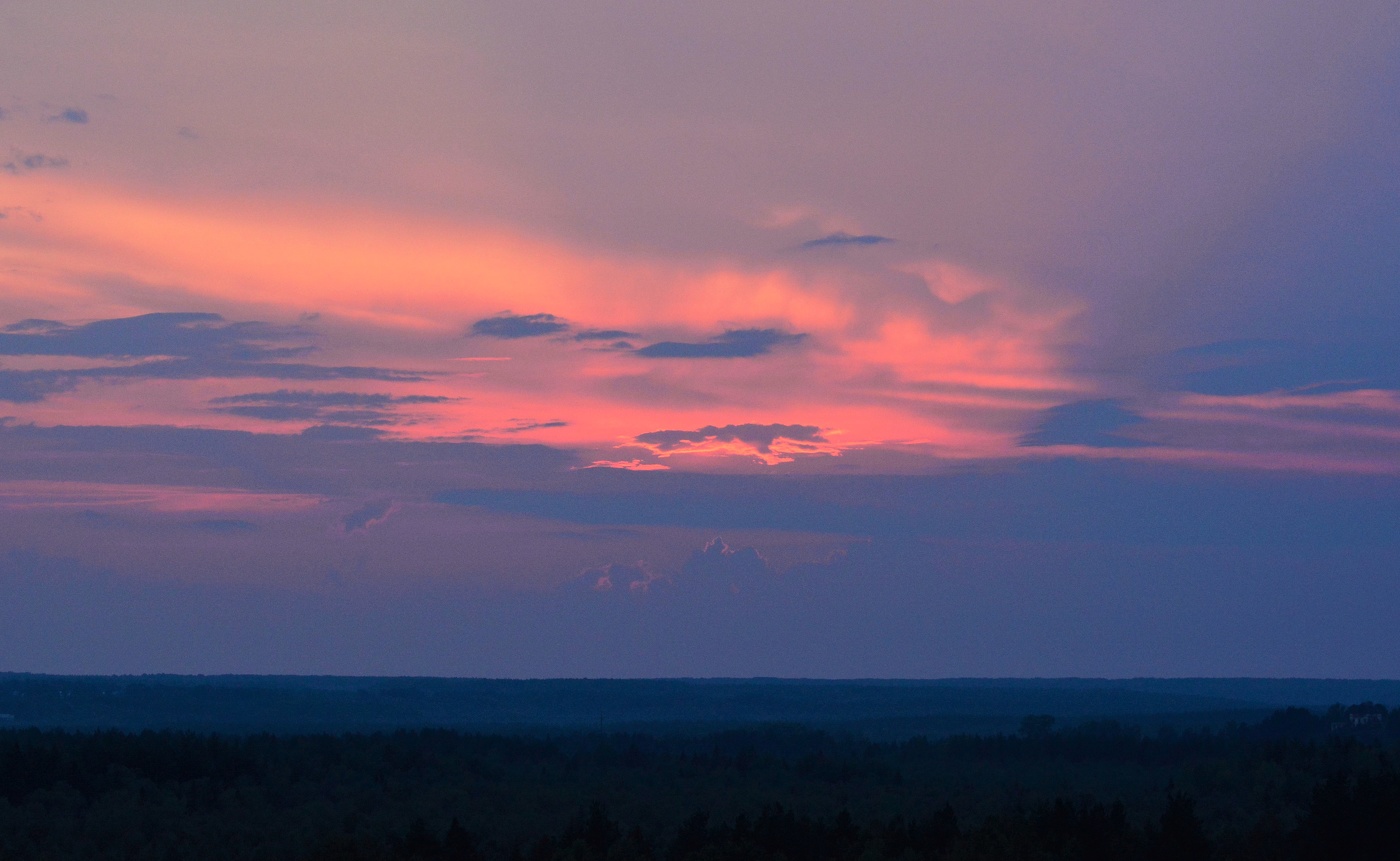 "Сиреневый вечер повис за окном и день до предела изношен..."