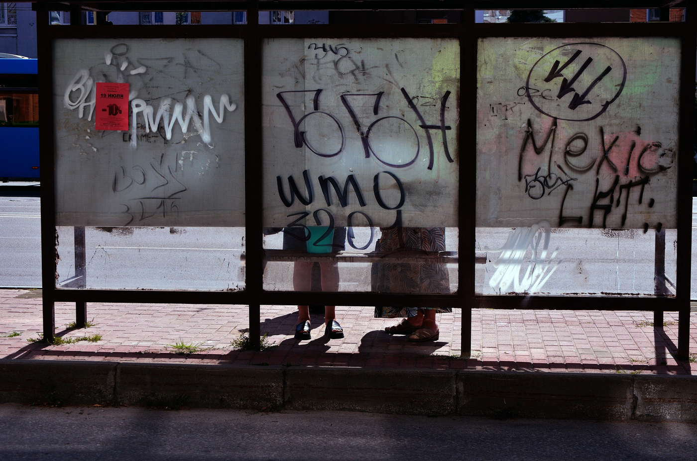 На остановке