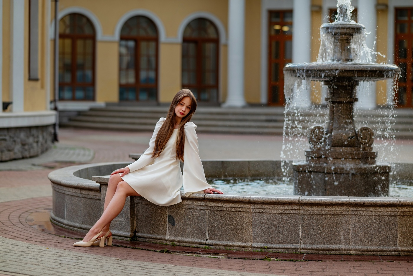 Во дворике с фонтаном