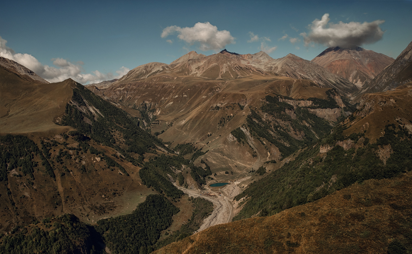 Маленькое озеро среди гор