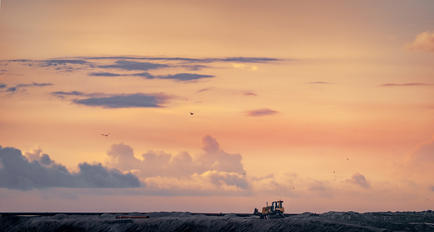 Трактор и облака