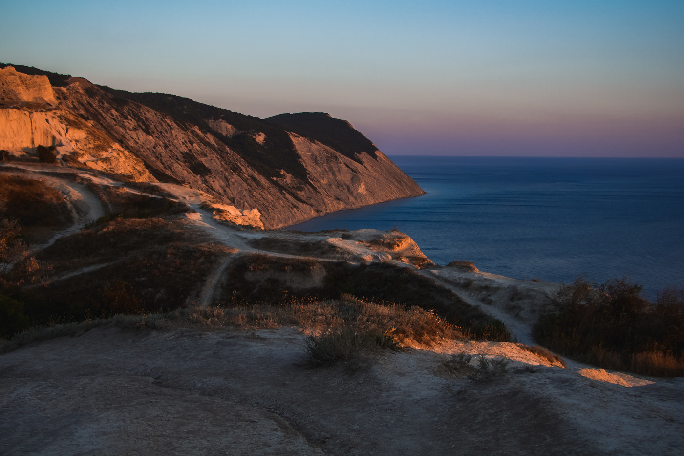 На высоком берегу на крутом ..